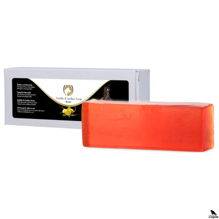 Používanie čističov na kožu pre sedlá a uzdy koní